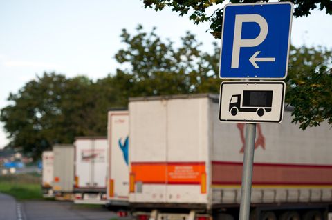 Geparkte Lastwagen stehen auf einem Autobahnrastplatz