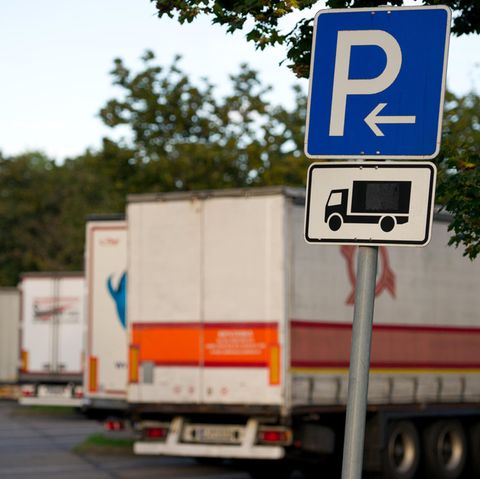 Geparkte Lastwagen stehen auf einem Autobahnrastplatz
