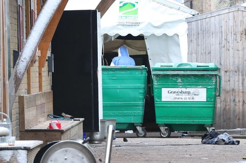 Spurensicherung hinter dem Nachtclub in Gravesend