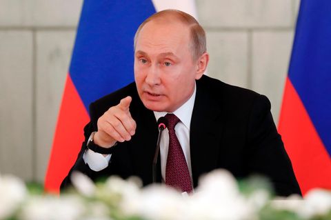 Waldimir Putin beim Besuch eines medizinischen Forschungszentrums