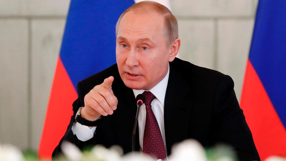 Waldimir Putin beim Besuch eines medizinischen Forschungszentrums