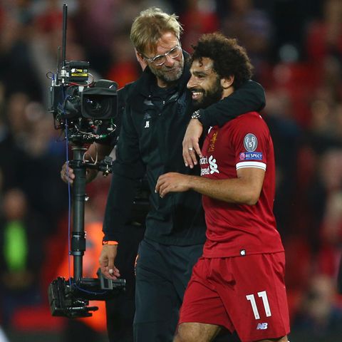 Jürgen Klopp umarmt Mohamed Salah