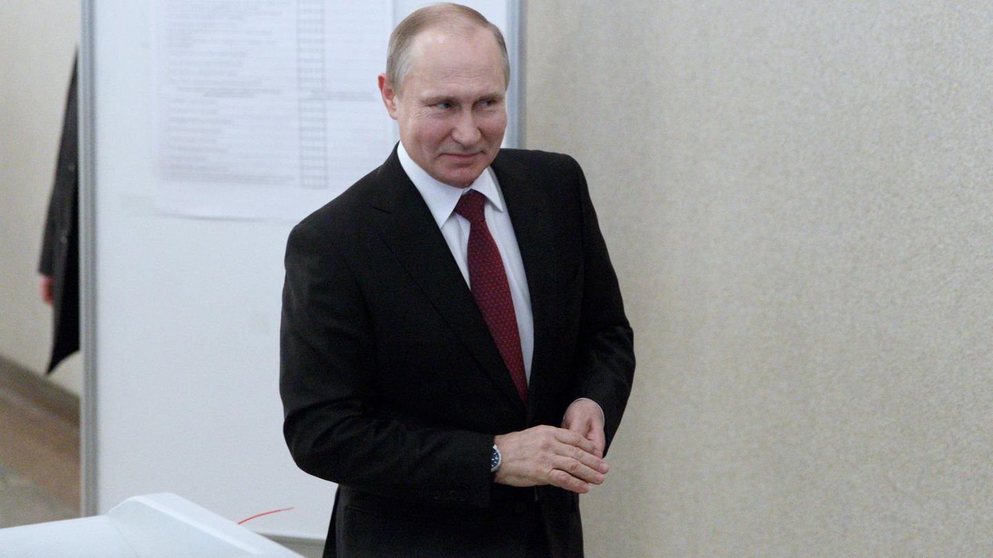 Wladimir Putin verlässt das Wahllokal