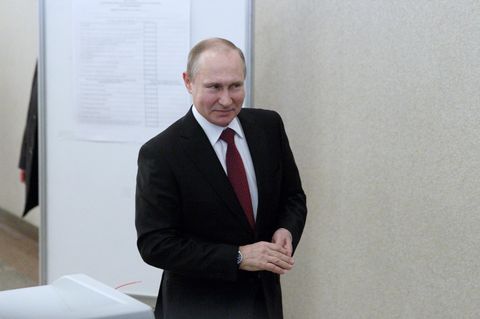 Wladimir Putin verlässt das Wahllokal