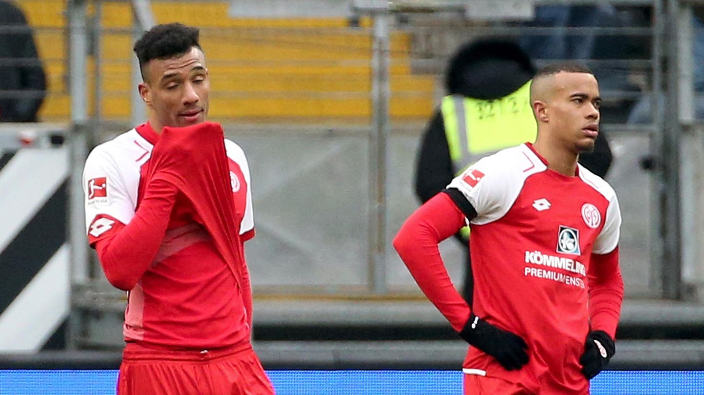 Die Mainzer Karim Onisiwo und und Robin Quaison stehen mit leeren Gesichtern auf dem Rasen