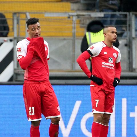 Die Mainzer Karim Onisiwo und und Robin Quaison stehen mit leeren Gesichtern auf dem Rasen