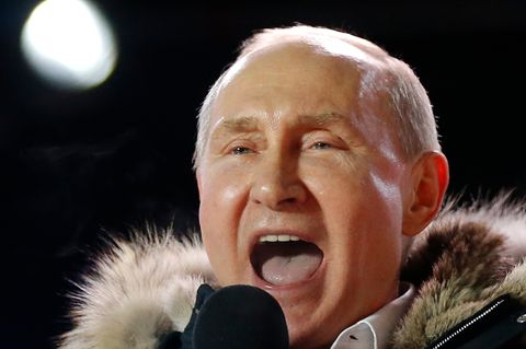Russland, Moskau: Wladimir Putin spricht am Wahlabend zu seinen Unterstützern Nahe dem Kreml