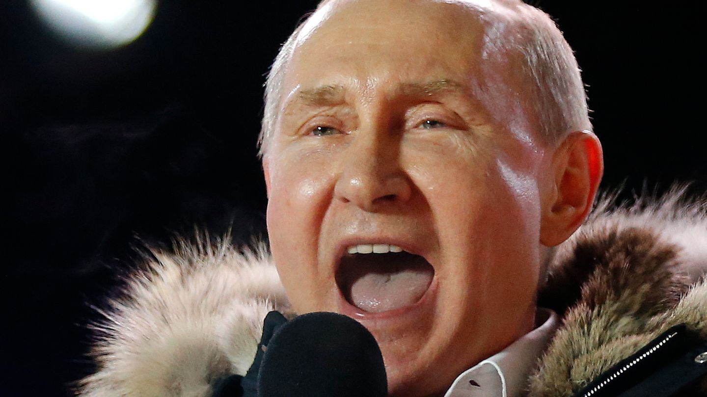 Russland, Moskau: Wladimir Putin spricht am Wahlabend zu seinen Unterstützern Nahe dem Kreml