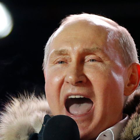 Russland, Moskau: Wladimir Putin spricht am Wahlabend zu seinen Unterstützern Nahe dem Kreml
