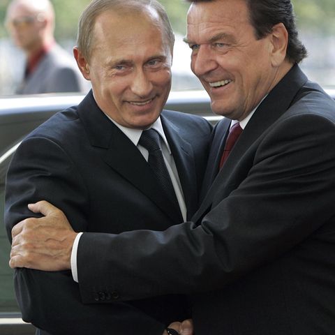 Der damalige Bundeskanzler Gerhard Schröder und Wladimir Putin begrüßen sich am 8. September 2005 in Berlin