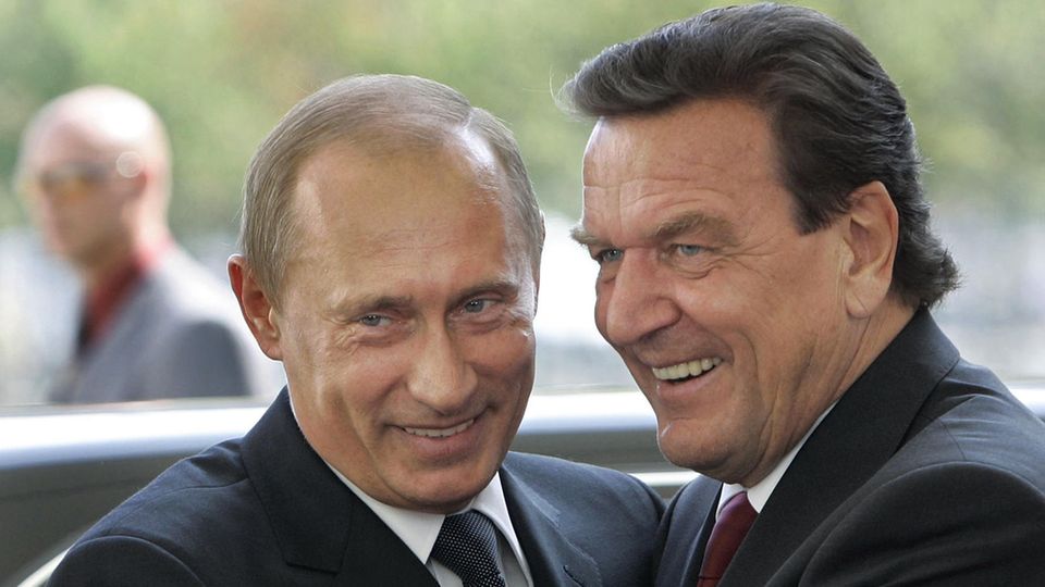 Der damalige Bundeskanzler Gerhard Schröder und Wladimir Putin begrüßen sich am 8. September 2005 in Berlin Der damalige Bundeskanzler Gerhard Schröder und Wladimir Putin begrüßen sich am 8. September 2005 in Berlin