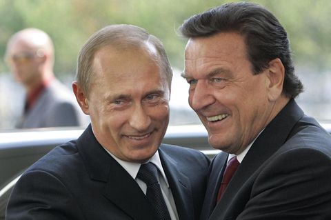 Der damalige Bundeskanzler Gerhard Schröder und Wladimir Putin begrüßen sich am 8. September 2005 in Berlin