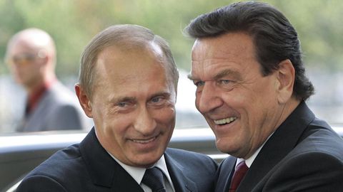 Der damalige Bundeskanzler Gerhard Schröder und Wladimir Putin begrüßen sich am 8. September 2005 in Berlin