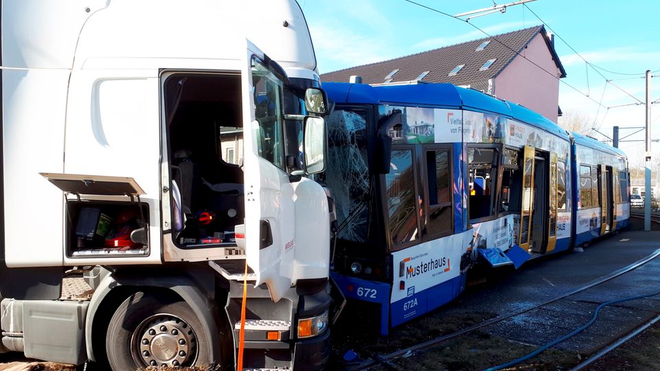 Nachrichten aus Deutschland: Tram-Unfall in Kassel