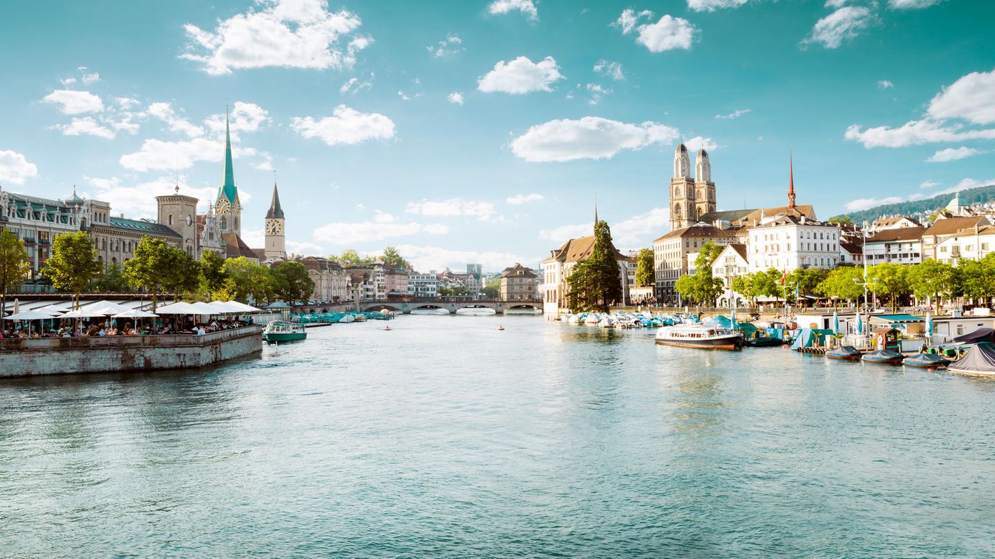 Platz 4: Beliebt und leider auch auf hohem Preisniveau: Zürich am gleichnamigen Zürichsee mit der Limmat, in der man im Sommer in einem der "Badis", den traditionellen Badeanstalten, in das kristallklare Wasser steigen und sich treiben lassen kann.