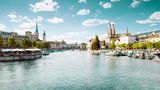 Platz 4: Beliebt und leider auch auf hohem Preisniveau: Zürich am gleichnamigen Zürichsee mit der Limmat, in der man im Sommer in einem der "Badis", den traditionellen Badeanstalten, in das kristallklare Wasser steigen und sich treiben lassen kann.