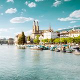 Platz 4: Beliebt und leider auch auf hohem Preisniveau: Zürich am gleichnamigen Zürichsee mit der Limmat, in der man im Sommer in einem der "Badis", den traditionellen Badeanstalten, in das kristallklare Wasser steigen und sich treiben lassen kann.