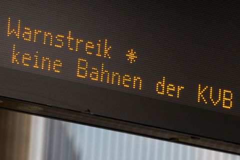 Auf einer Anzeige steht: "Warnstreik. Keine Bahnn der KVB"