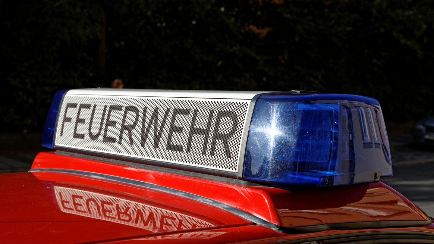 Feuerwehrwagen mit Aufschrift "Feuerwehr"