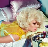 Miles Aldridge inszeniert in seinen Bildern das scheinbar perfekte Leben. Auf den zweiten Blick zeigen sich Risse in der glänzenden Oberfläche