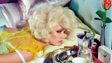 Miles Aldridge inszeniert in seinen Bildern das scheinbar perfekte Leben. Auf den zweiten Blick zeigen sich Risse in der glänzenden Oberfläche