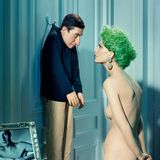 An die Wand gehängt und streng begutachtet. Auch "Untitled#4" von 2016 spielt mit einer Installation des Künstlers Maurizio Cattelan