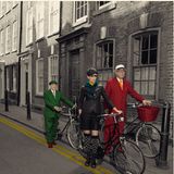 Kunst trifft Mode: "Bikes simplified" (2017) mit Model Iris Strubegger und dem Künstlerpaar Gilbert & George