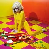 Für "I only want you to love me#1" ließ Aldridge seine Schwester Ruby in einer Welt in Scherben auf die Knie gehen