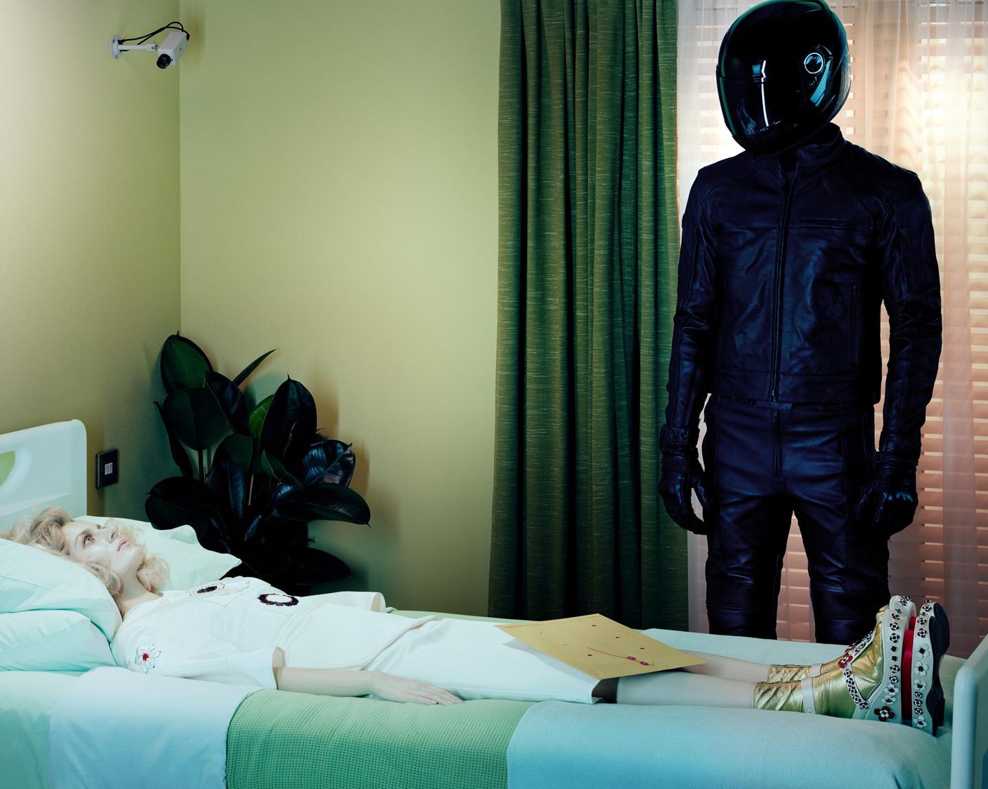 Fotograf Miles Aldridge: "So many Questions #3#" von 2012. "Ich habe das Sterben meiner Mutter auf eine junge Frau projiziert – und auf einen schwarzen Todesengel an ihrer Seite."Es ist eins der wenigen Bilder Aldridges, das die italienische "Vogue" nicht gedruckt hat, weil es ihr zu düster war "So many Questions #3#" von 2012. "Ich habe das Sterben meiner Mutter auf eine junge Frau projiziert – und auf einen schwarzen Todesengel an ihrer Seite."Es ist eins der wenigen Bilder Aldridges, das die italienische "Vogue" nicht gedruckt hat, weil es ihr zu düster war