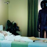 "So many Questions #3#" von 2012. "Ich habe das Sterben meiner Mutter auf eine junge Frau projiziert – und auf einen schwarzen Todesengel an ihrer Seite."Es ist eins der wenigen Bilder Aldridges, das die italienische "Vogue" nicht gedruckt hat, weil es ihr zu düster war 