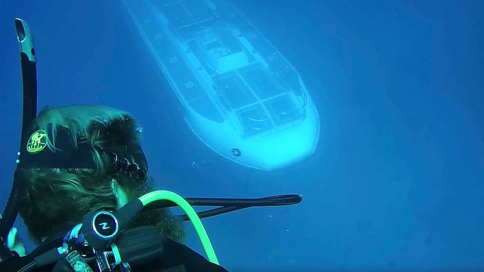Unheimliche Begegnung: U-Boot nähert sich plötzlich Tauchern - und das ist kein Zufall Unheimliche Begegnung: U-Boot nähert sich plötzlich Tauchern - und das ist kein Zufall