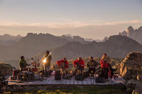 Im Einklang mit der Natur: Festivals und Events  Schon seit mehr als zwei Jahrzehnten werden die Sounds of the Dolomites veranstaltet, eines von vielen Musik-Festivals unter freiem Himmel. Die Bandbreite von den Live-Konzerten vor Bergkulissen reicht von Rock über Jazz und Folk bis Klassik und Weltmusik. In diesem Jahr wird es vom 30. Juni bis zum 31. August veranstaltet.