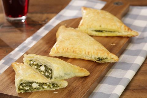Spinat-Feta-Füllung: Knusprige Blätterteig-Dreiecke sind der ideale Snack für glückliche Gäste