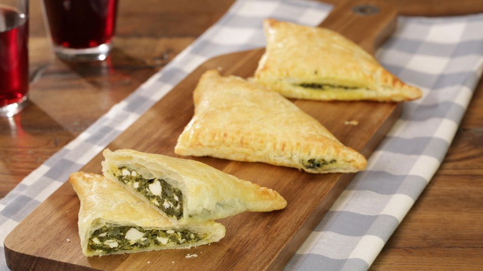 Spinat-Feta-Füllung: Knusprige Blätterteig-Dreiecke sind der ideale Snack für glückliche Gäste Spinat-Feta-Füllung: Knusprige Blätterteig-Dreiecke sind der ideale Snack für glückliche Gäste