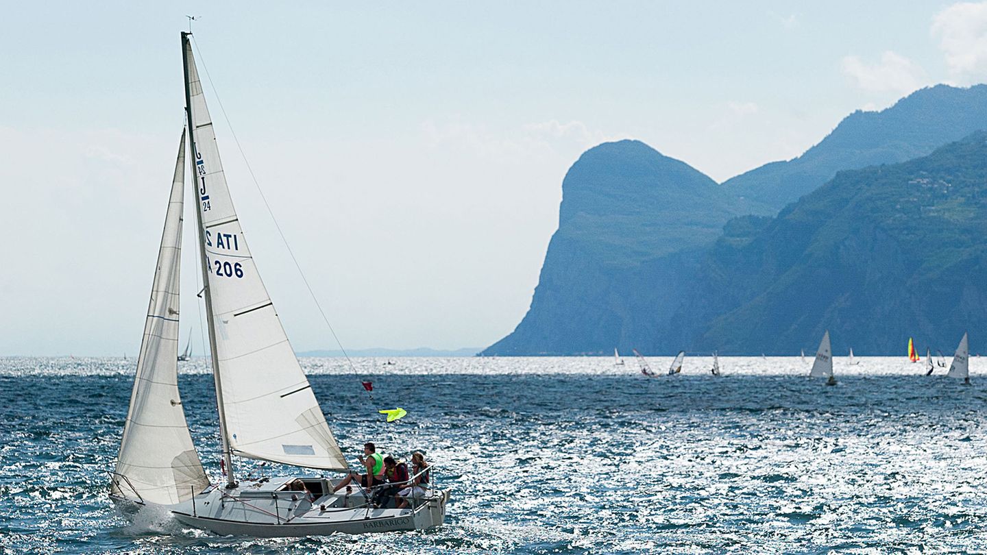 Dolomiten und mehr: Nicht nur Berge, sondern fast schon ein Meer: am Gardasee Eine der schönsten Alpenseen, der 370 Quadratkilometer große Gardasee, gehört mit seinem nördlichen Teil zum Trentino, wo die Berge vom Ufer aus bis in eine Höhe von 2000 Metern aufragen. Ein See, ideal für Badegäste und Wassersportler. Nicht nur Berge, sondern fast schon ein Meer: am Gardasee Eine der schönsten Alpenseen, der 370 Quadratkilometer große Gardasee, gehört mit seinem nördlichen Teil zum Trentino, wo die Berge vom Ufer aus bis in eine Höhe von 2000 Metern aufragen. Ein See, ideal für Badegäste und Wassersportler.