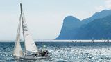 Nicht nur Berge, sondern fast schon ein Meer: am Gardasee  Eine der schönsten Alpenseen, der 370 Quadratkilometer große Gardasee, gehört mit seinem nördlichen Teil zum Trentino, wo die Berge vom Ufer aus bis in eine Höhe von 2000 Metern aufragen. Ein See, ideal für Badegäste und Wassersportler.