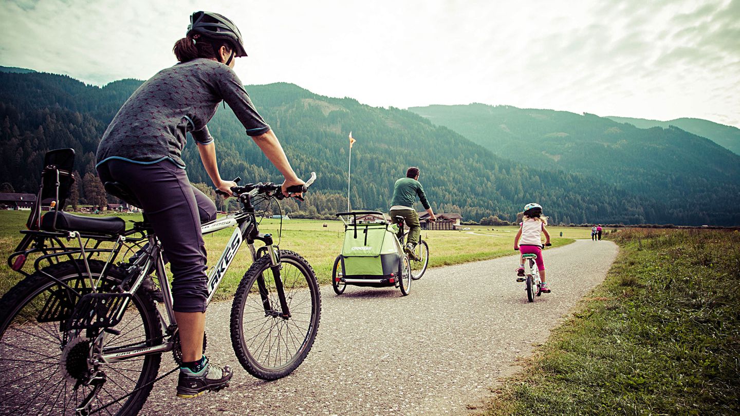 Dolomiten und mehr: Bike-Ziel für alle: Touren und Trails Ob für Familien mit großen und kleinen Rädern auf separaten Fahrradwegen in der Ebene oder auf schmalen Pfaden in den Bergen für Mountainbiker: Die autonome Region verfügt über ein dichtes Netz von Fahrradwegen und über ein offizielles MTB-Wegenetz, das in Zusammenarbeit mit Forstwirtschaft und Naturschutz entstand. Bike-Ziel für alle: Touren und Trails Ob für Familien mit großen und kleinen Rädern auf separaten Fahrradwegen in der Ebene oder auf schmalen Pfaden in den Bergen für Mountainbiker: Die autonome Region verfügt über ein dichtes Netz von Fahrradwegen und über ein offizielles MTB-Wegenetz, das in Zusammenarbeit mit Forstwirtschaft und Naturschutz entstand.