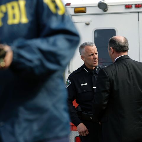 Brian Manley (links), vorläufiger Polizeichef in Austin, berät sich mit einem FBI-Agenten.