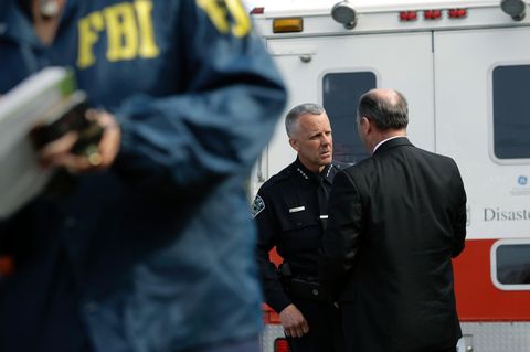 Brian Manley (links), vorläufiger Polizeichef in Austin, berät sich mit einem FBI-Agenten.