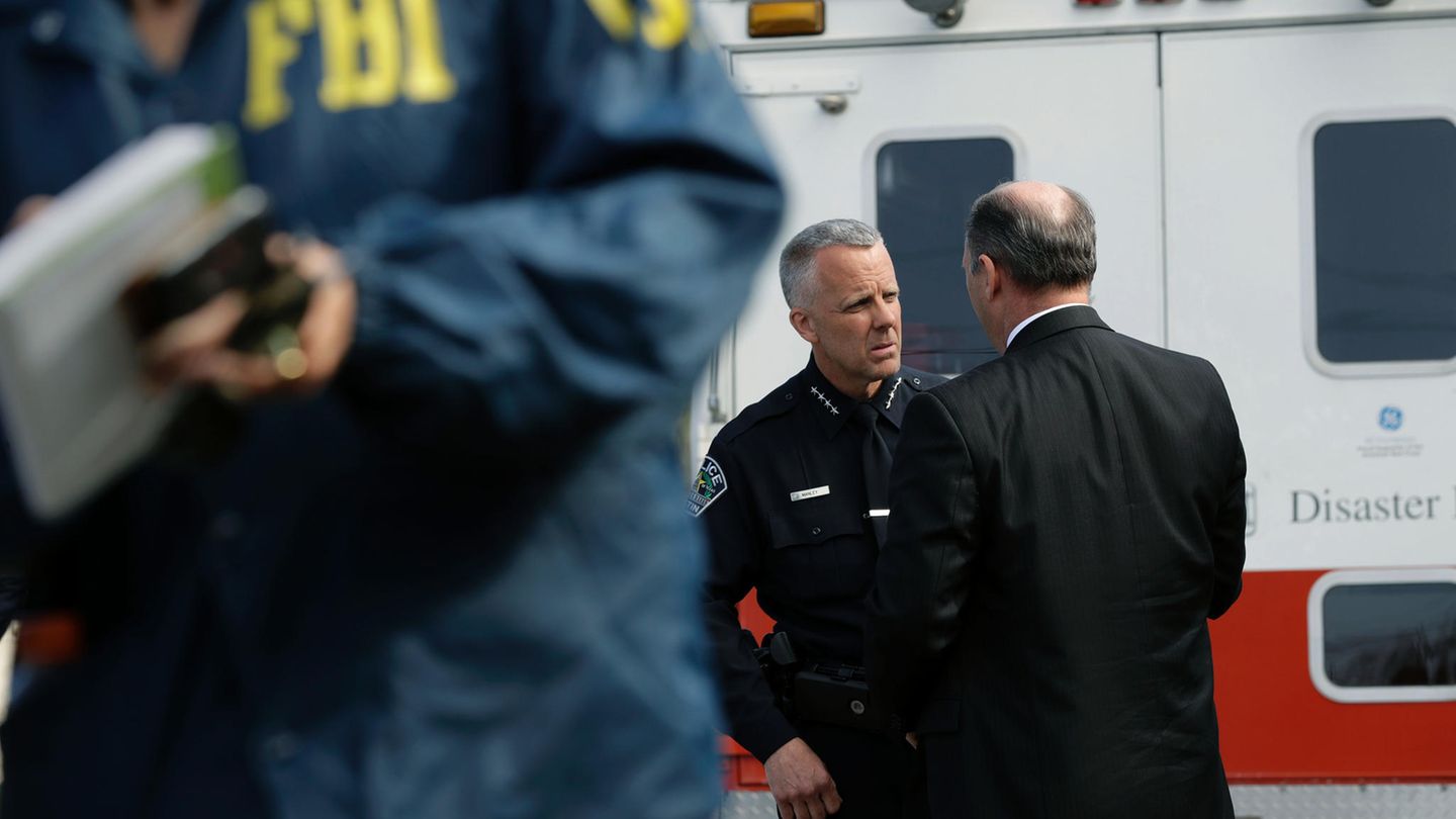 Brian Manley (links), vorläufiger Polizeichef in Austin, berät sich mit einem FBI-Agenten.