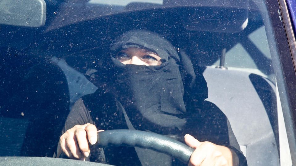 Schleierverbot am Steuer - Muslimin scheitert mit Eilklage Schleierverbot am Steuer - Muslimin scheitert mit Eilklage