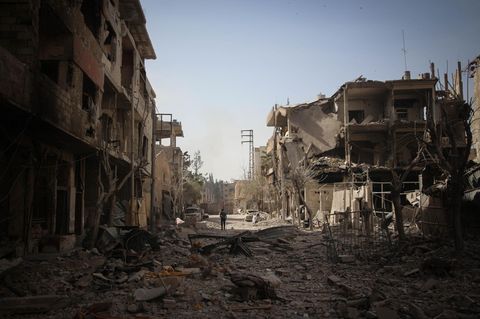 Syrien, Duma: Ganze Straßenzüge liegen in Trümmern nach den Luftangriffen auf die von Rebellen belagerte Stadt Duma (Archivbild)