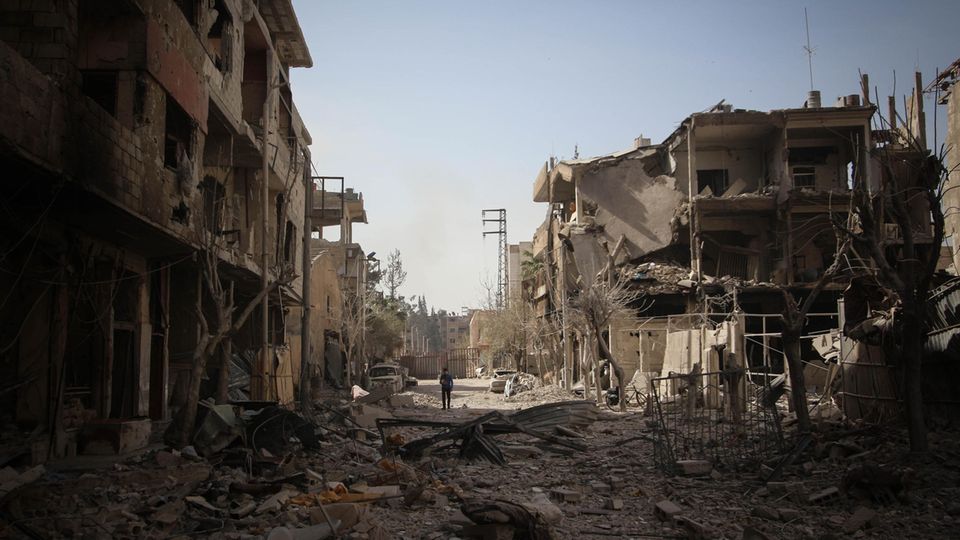 Syrien, Duma: Ganze Straßenzüge liegen in Trümmern nach den Luftangriffen auf die von Rebellen belagerte Stadt Duma (Archivbild)