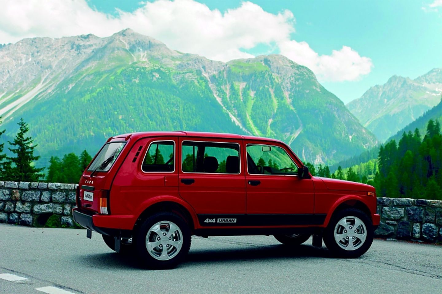 Lada 4x4 - einen halben Meter länger mit fünf Türen