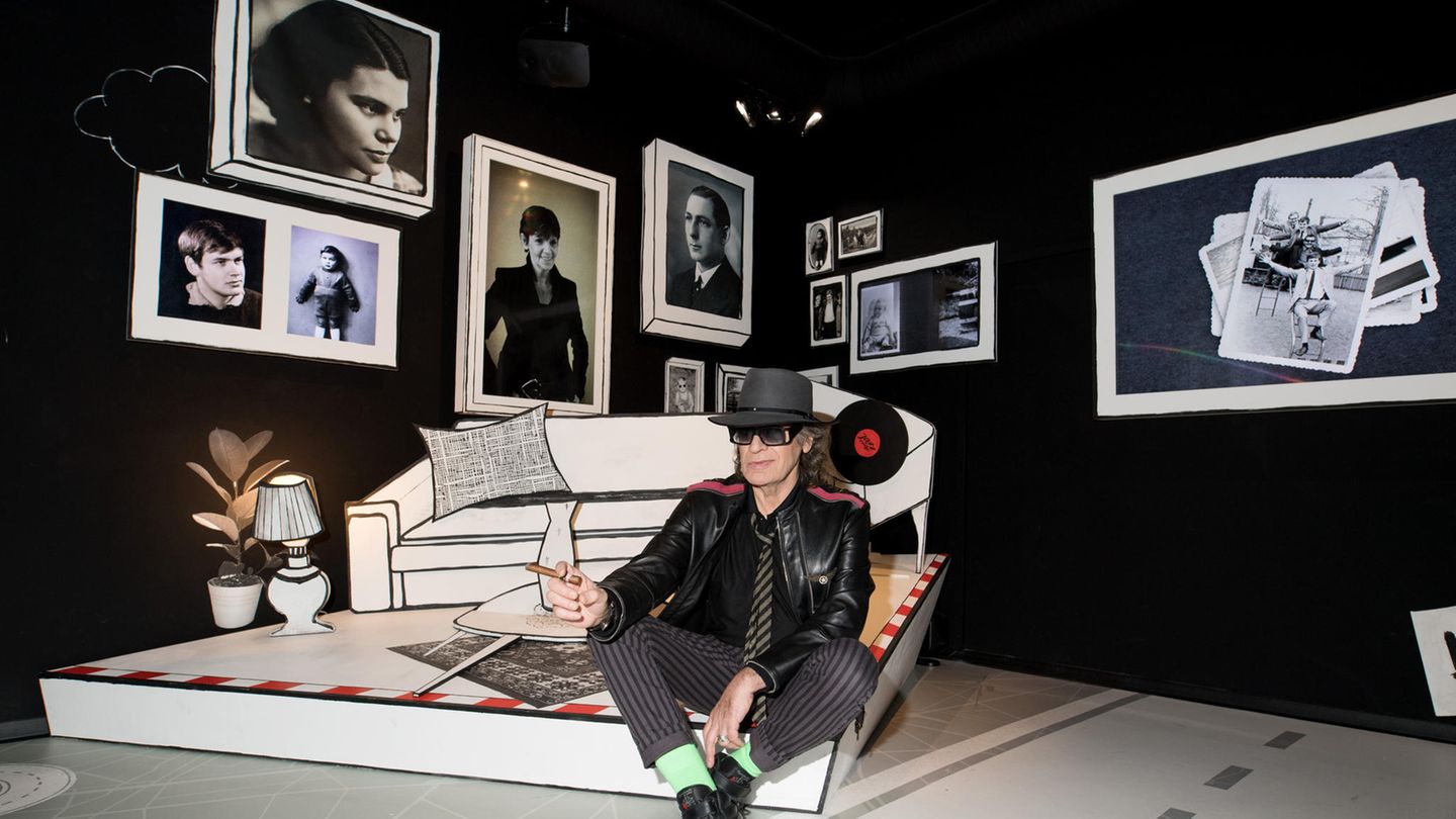 Sitzt auf einem stilisierten Bett in der "Panik City", Hamburgs neuester Attraktion auf der Reeperbahn: Rockstar Udo Lindenberg