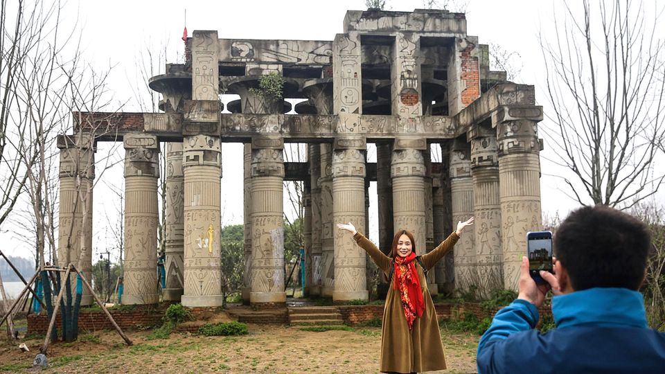 Bild 1 von 10 der Fotostrecke zum Klicken:  Eigentlich liegt der Karnak-Tempel am Ufer des Nils nördlich von Luxor in Ägypten. Aber diese archäologische Nachbildung steht im Wanguo Park im chinesischen Wuhan.