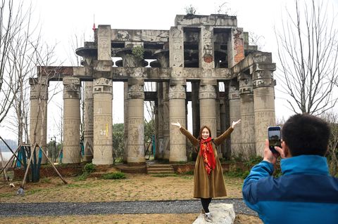 Bild 1 von 10 der Fotostrecke zum Klicken:  Eigentlich liegt der Karnak-Tempel am Ufer des Nils nördlich von Luxor in Ägypten. Aber diese archäologische Nachbildung steht im Wanguo Park im chinesischen Wuhan.
