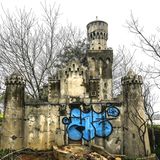 An den sonst trüben Bauwerken von Weltrang setzen inzwischen bunte Graffiti einige farbliche Akzente.