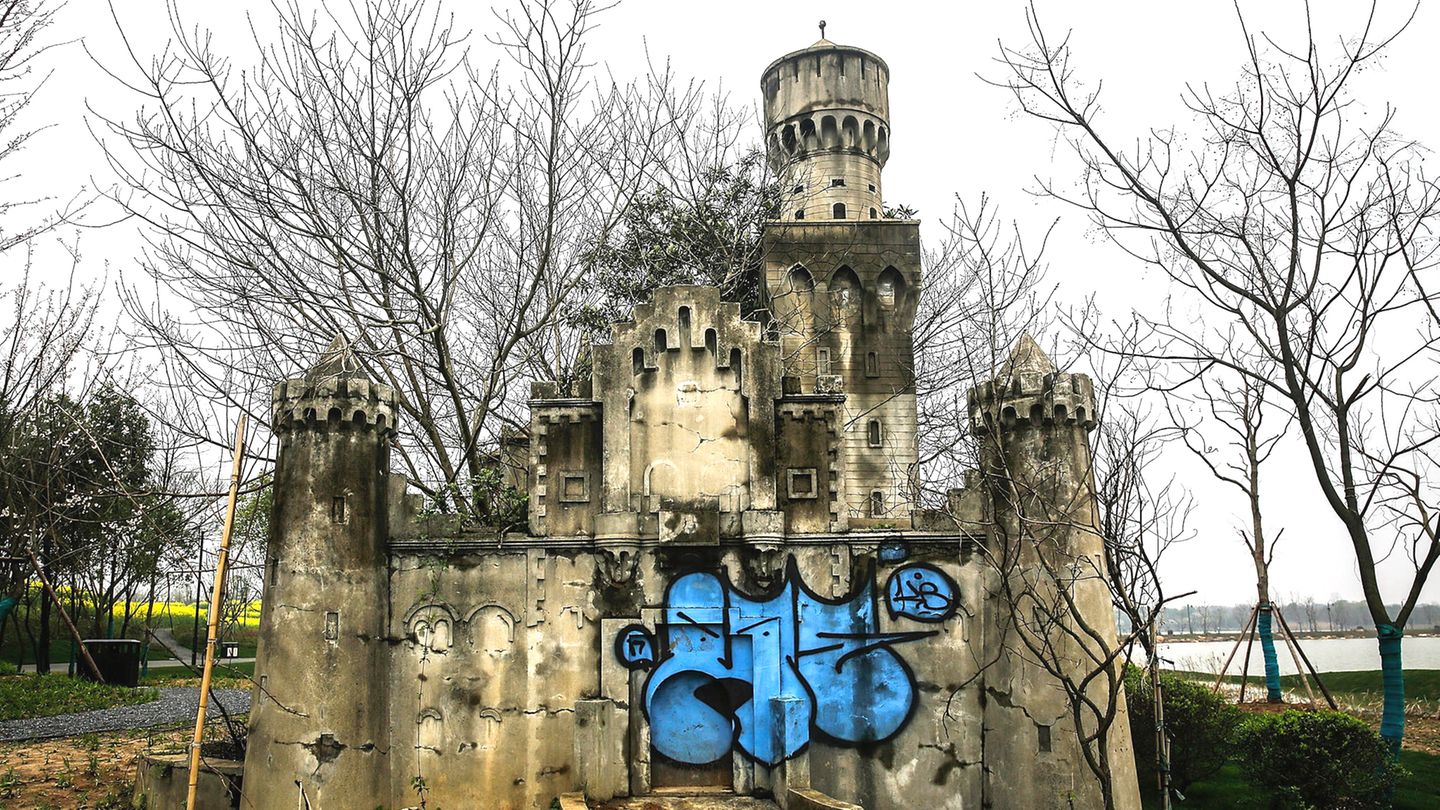An den sonst trüben Bauwerken von Weltrang setzen inzwischen bunte Graffiti einige farbliche Akzente.