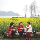 Diese drei Damen gehören zu den wenigen Besuchern des verlassenen Parkes und machen nach dem Rundgang und Selfies eine Pause.